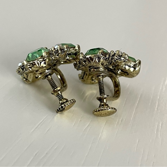 Vintage green glass & faux pearl cluster goldtone screwback earrings GLOWS - Picture 5 of 12